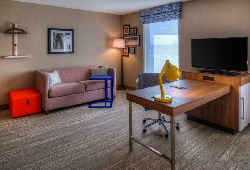 带双人大床的行政管理套房, Hampton Inn & Suites Wixom