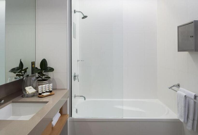 Трехместный Номер Deluxe, Atura Dandenong