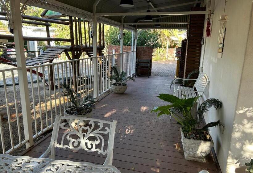 اتاق استاندارد سه نفره, The Solomon Guest House