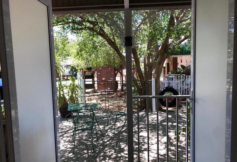 חדר סטנדרט לארבעה, The Solomon Guest House