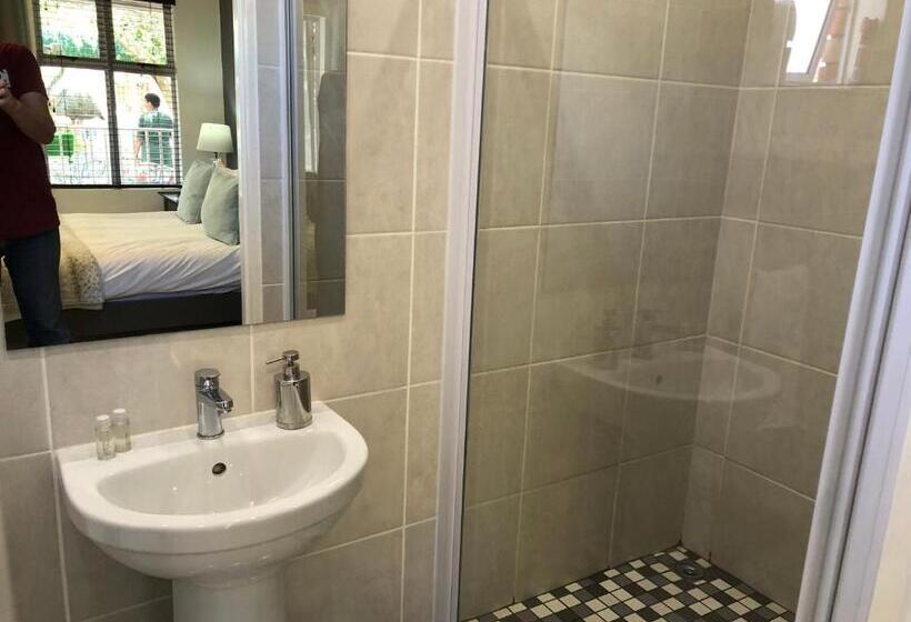 اتاق استاندارد چهار تخته, The Solomon Guest House
