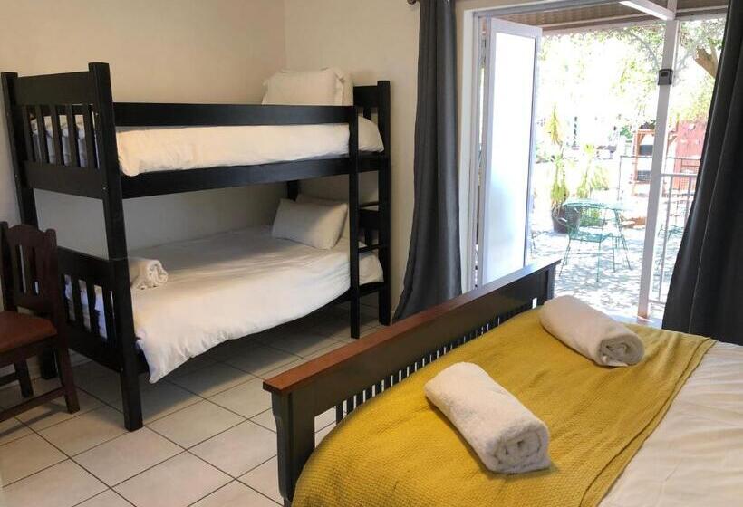 اتاق استاندارد چهار تخته, The Solomon Guest House