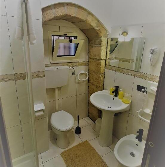 اتاق خانوادگی, B&b Eraclio