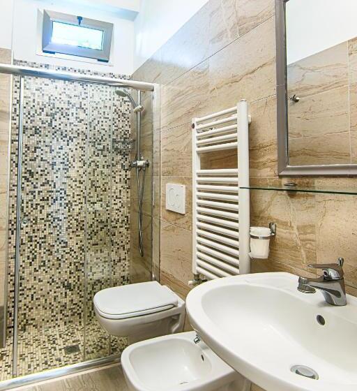 اتاق استاندارد چهارنفره با بالکن, Albergo Villa Lucia