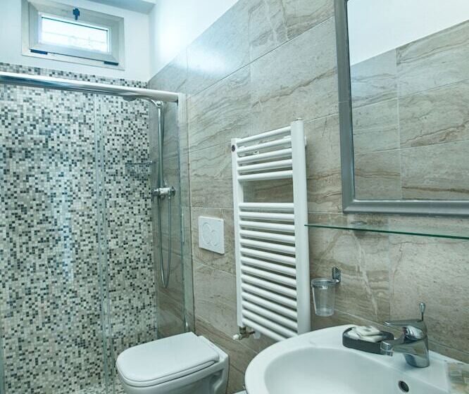 اتاق استاندارد چهارنفره با بالکن, Albergo Villa Lucia