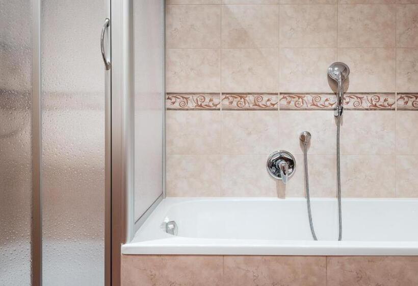 اتاق استاندارد چهار تخته, Berghotel Majarei