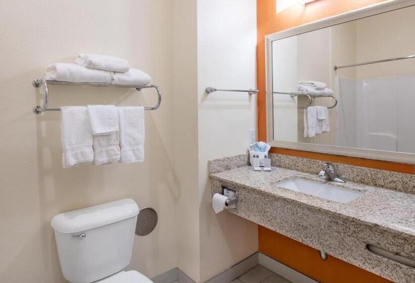 اتاق لوکس سه تخته, Home Away Kitchen Suites Enid