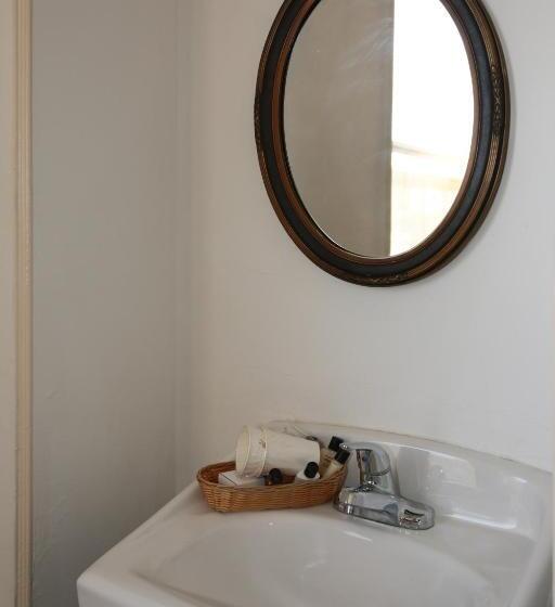 Camera Standard Bagno Condiviso, Nash