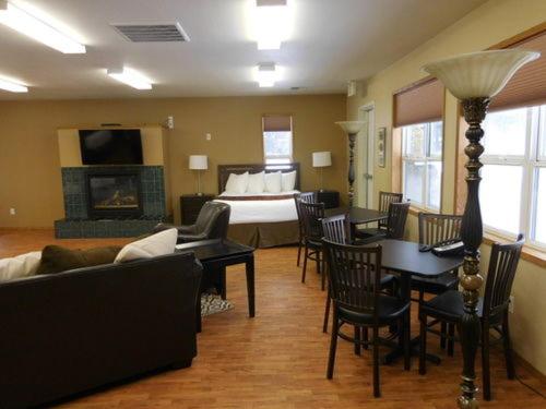 استوديو إدارى, Cowlitz River Lodge