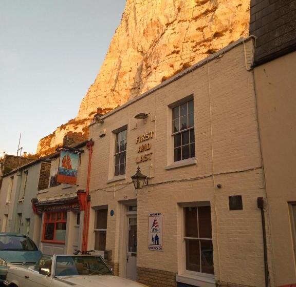 اتاق خانوادگی, First And Last Youth Hostel