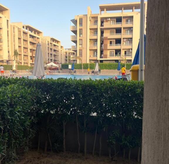 اتاق استاندارد با چشم‌انداز استخر, Grand Hills Village