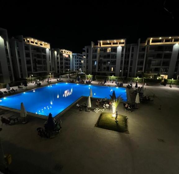 آپارتمان 1 خوابه با چشم‌انداز استخر, Grand Hills Village