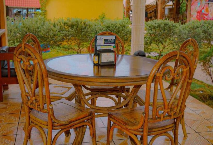 标准三人间, Y Restaurante Punta Diamantes