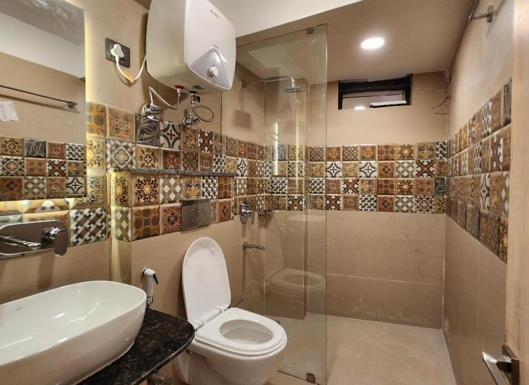 디럭스 룸 킹사이즈 침대, Grg Luxury Broadway Boutique Hotel At Prime Location Mall Road Darjelling Near Mahakaal Temple