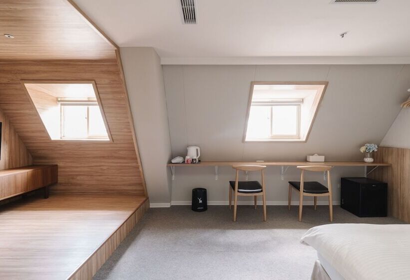 اتاق لوکس, Attic