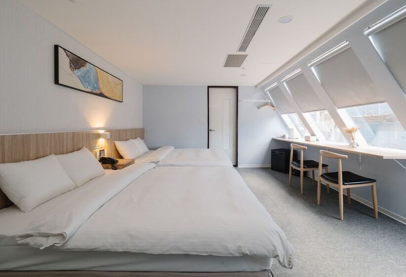 اتاق لوکس, Attic