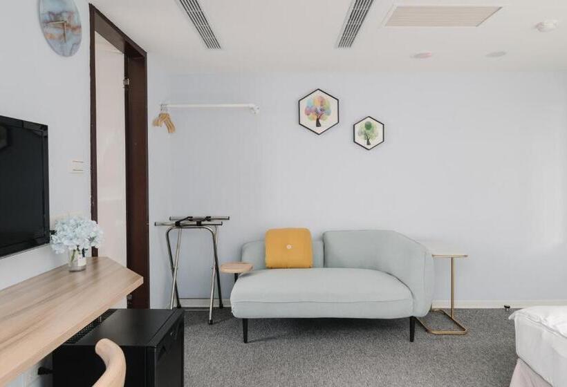 اتاق لوکس, Attic