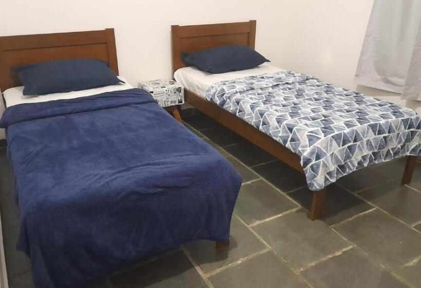 Quarto Estandar, Quarto Com Três Camas De Solteiro