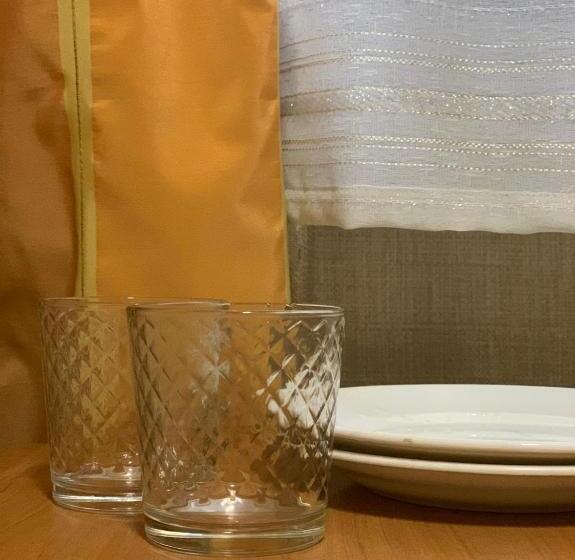 이코노미 룸, Uyut