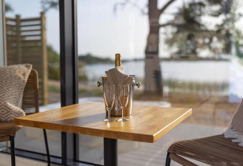 سوییت با چشم‌انداز دریا, Käringsund Resort