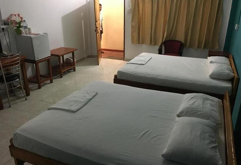 Номер Стандарт Трехместный, Gnaanams Hotel And Restaurant