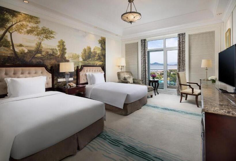 Номер Deluxe Вид на Море, Crowne Plaza Ocean Spring Resort, An Ihg