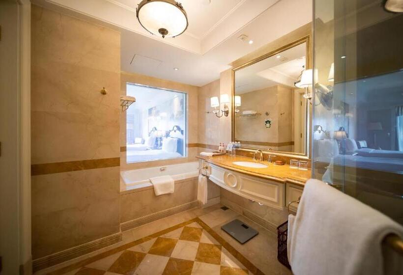 Номер Клуб, Crowne Plaza Ocean Spring Resort, An Ihg