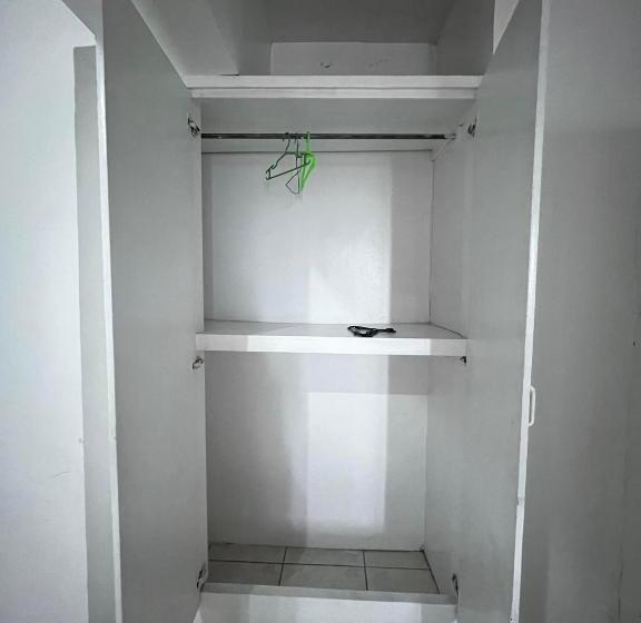 침실 3개 아파트, Flora S Place In Winland Towers Condominium