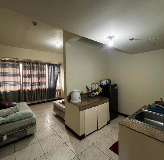 패밀리 스튜디오, Flora S Place In Winland Towers Condominium