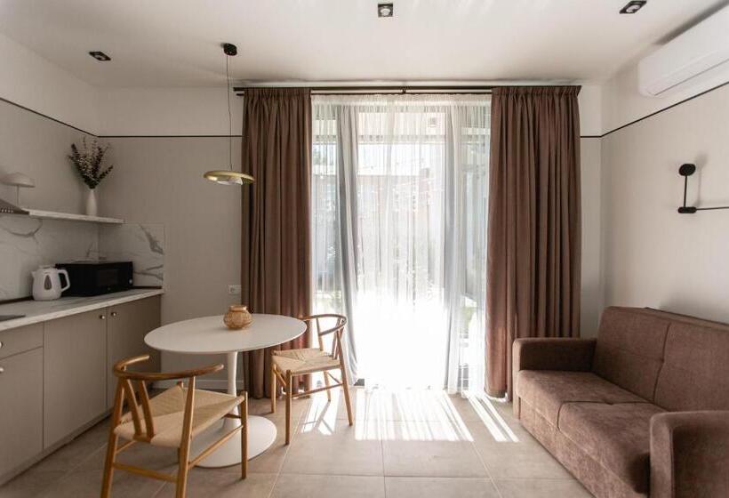 اتاق استاندارد سه نفره, Central Inn