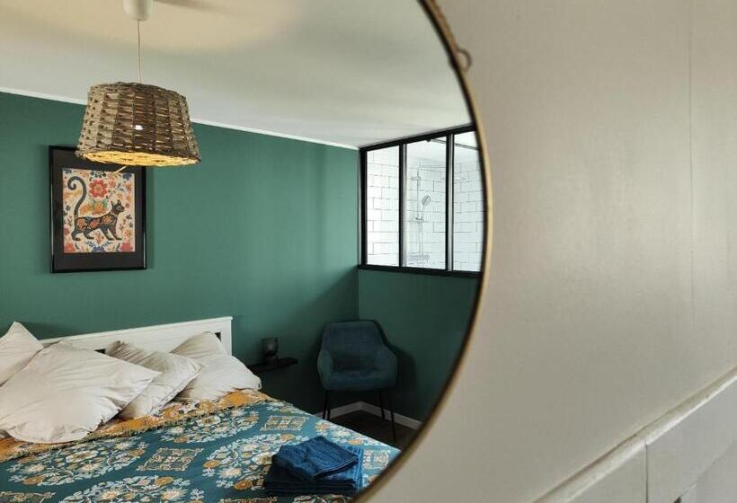 اتاق لوکس, La Casa D Atras