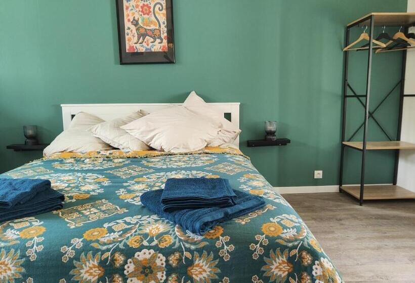 اتاق لوکس, La Casa D Atras
