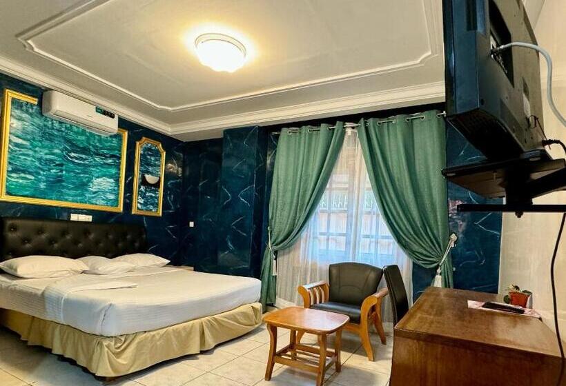 سوییت لوکس, Hôtel Du Boulevard