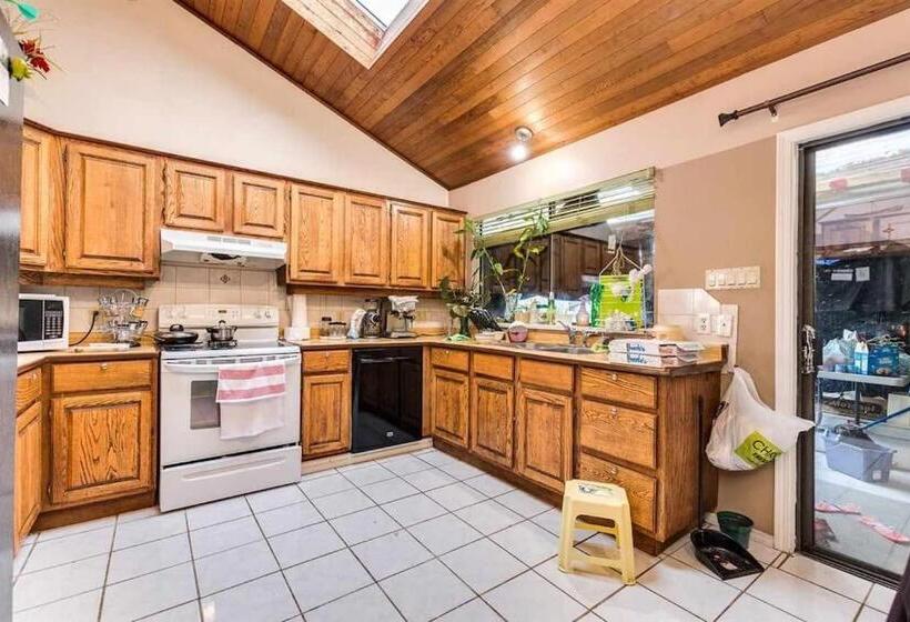 Quarto Familiar, Beautiful Spacious Family Room With Insuite Bathroom  Near Guildford Mall F3