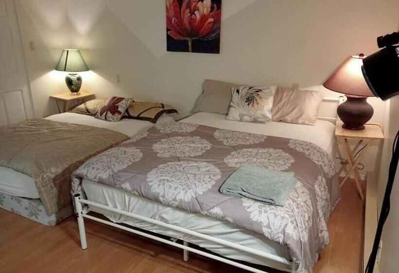 Quarto Familiar, Beautiful Spacious Family Room With Insuite Bathroom  Near Guildford Mall F3
