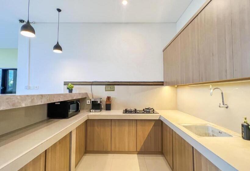 Номер Deluxe, 1 Min To Batu Bolong Island Boy Guesthouse Kt 1