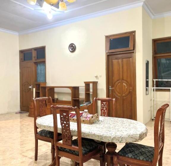 带大床的豪华间, Harmoni Guest House Tumpak Sewu