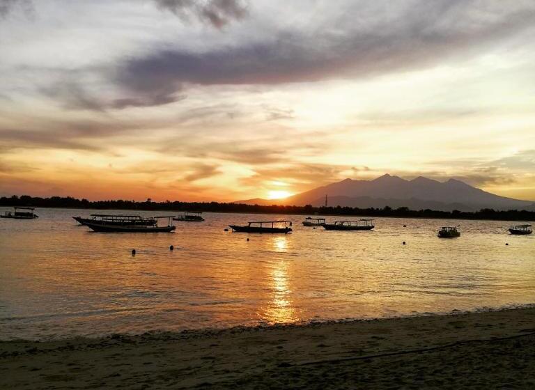 Трехместный Номер Deluxe Вид на Море, Gili Turtle Beach Resort