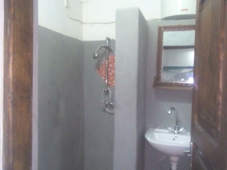 اتاق استاندارد سه نفره, Kiponda B&b