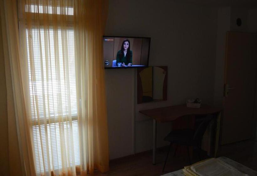 سوییت دوبلکس, Yanis