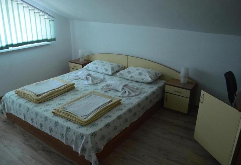 سوییت دوبلکس, Yanis