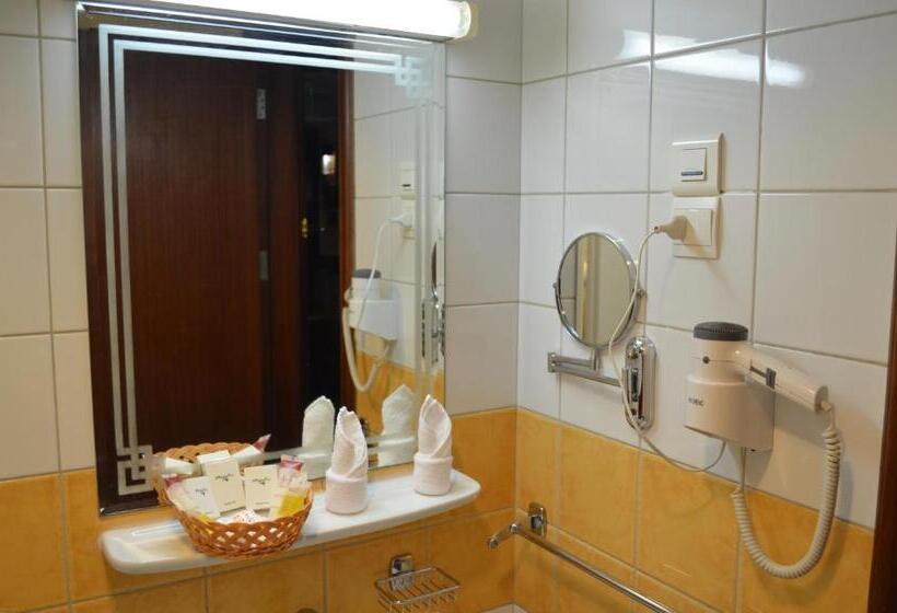 חדר סטנדרט לשלושה, Rotana Al Mesk