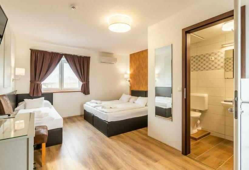 اتاق استاندارد سه نفره, Autohof 171 Hotel Hegyeshalom