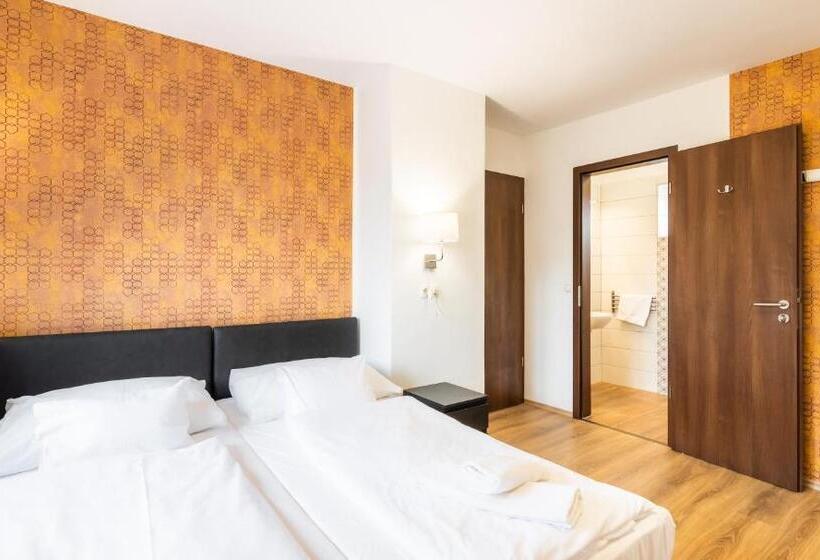 Habitación Triple Estándar, Autohof 171 Hotel Hegyeshalom
