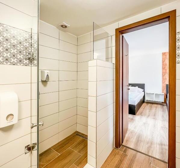اتاق استاندارد چهار تخته, Autohof 171 Hotel Hegyeshalom