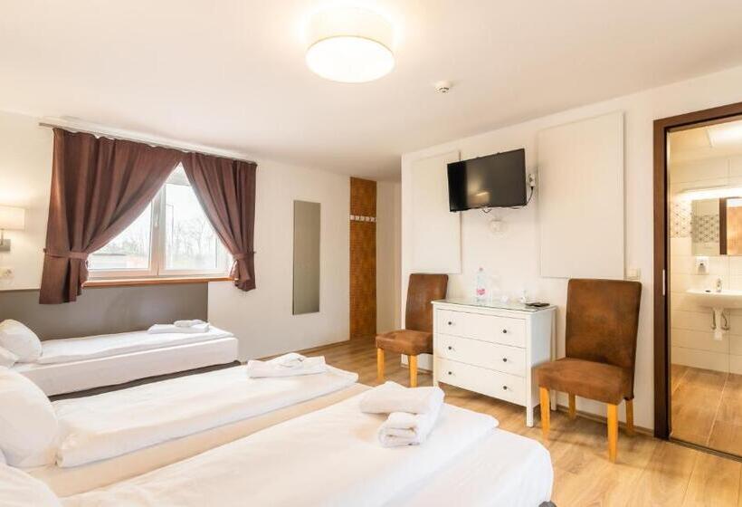 Habitación Cuádruple Estándar, Autohof 171 Hotel Hegyeshalom