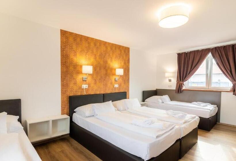 Habitación Cuádruple Estándar, Autohof 171 Hotel Hegyeshalom