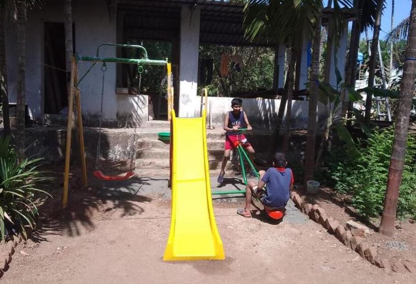 家庭间, Tendulkar Beach Resort