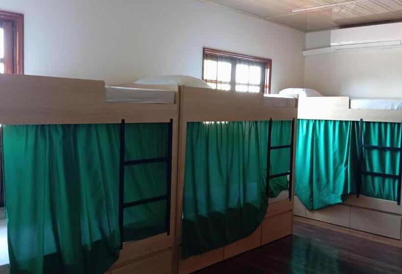 공용 욕실 구비 공동 객실 내의 침대, Angatu Hostel Service