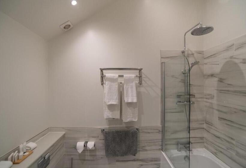 Дом 1 Спальня, King Deluxe Ensuite With Shower Bath And Courtyard View   Fawcett
